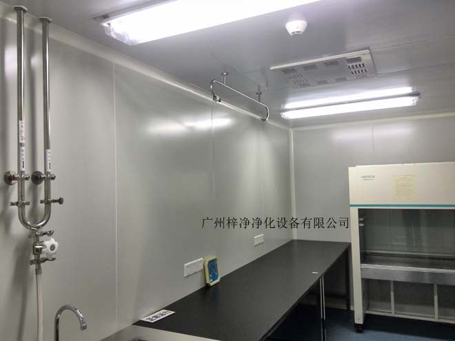 建造和使用潔凈室能有效減少室內(nèi)誘入、產(chǎn)生及滯留粒子。