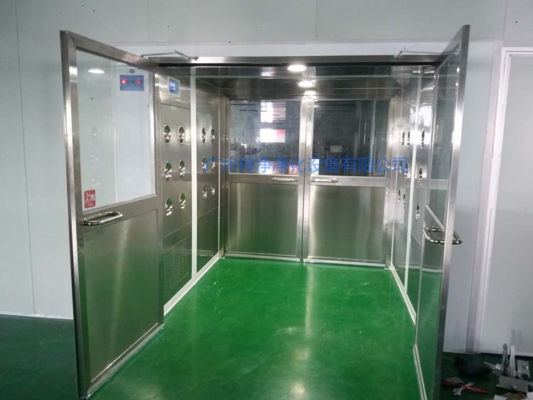 雙開門貨淋室前門打開,后門緊鎖 防止?jié)崈羰遗c非潔凈室空氣對流。