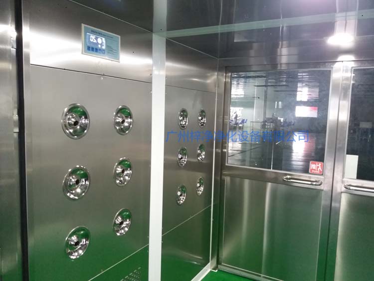雙開門貨淋室工作區(qū)配智能控制器,方便人員使用操作。