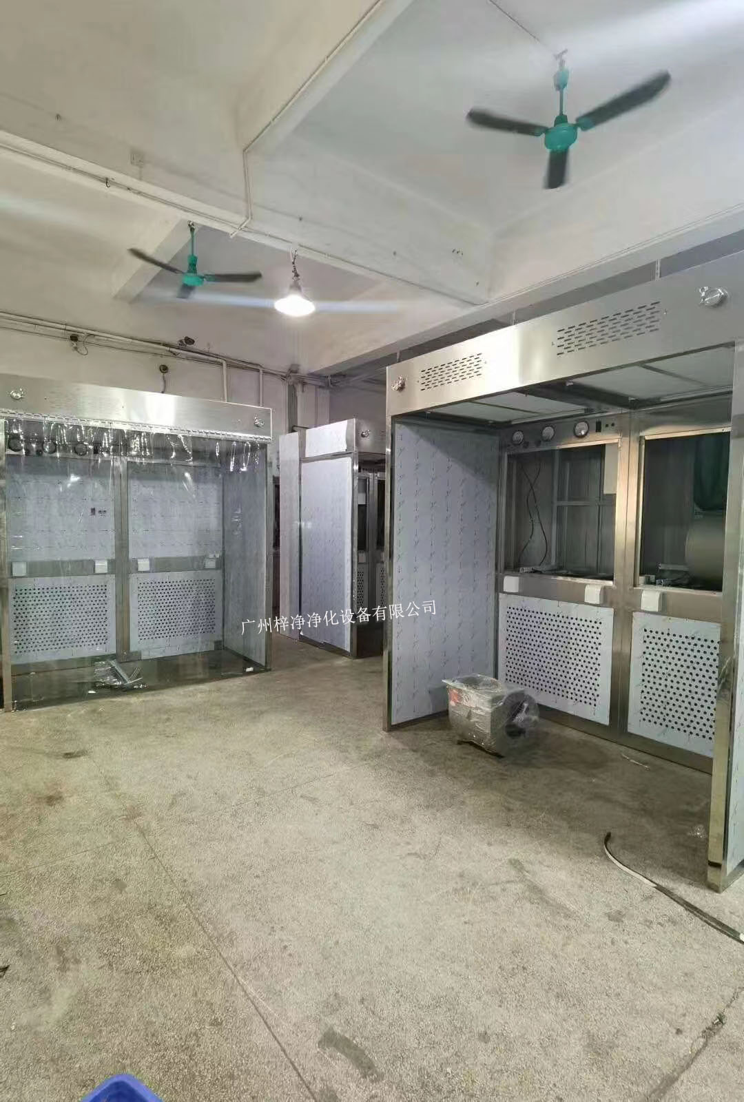負(fù)壓稱量室設(shè)備由工作區(qū)、回風(fēng)箱體、風(fēng)機(jī)箱體、出風(fēng)箱體及外箱體幾大部分拼裝而成。