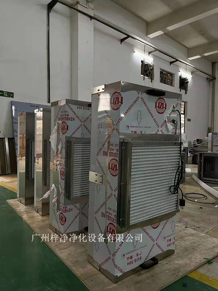 潔凈棚風(fēng)機(jī)從FFU的頂部將空氣吸入，經(jīng)過初效過濾器，高效過濾器的過濾，過濾后的潔凈空氣以0.45m/s±20%的風(fēng)速在整個(gè)出風(fēng)面勻速送出到棚內(nèi)。